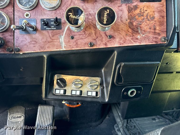 image for item ES8919 1996 Peterbilt 379 semi truck