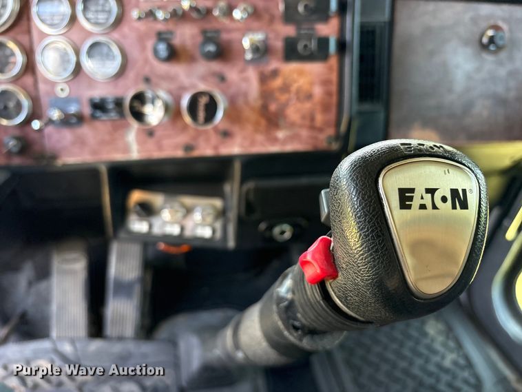 image for item ES8919 1996 Peterbilt 379 semi truck