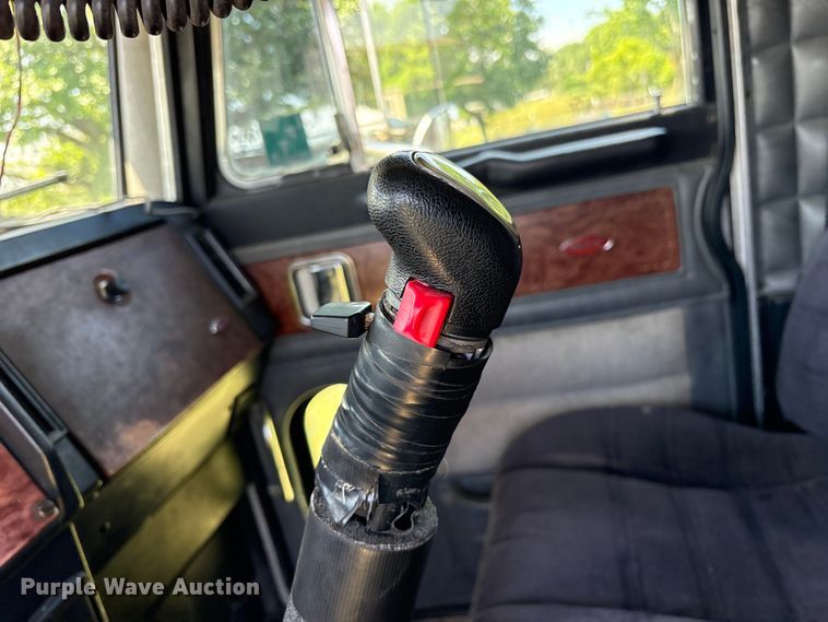 image for item ES8919 1996 Peterbilt 379 semi truck