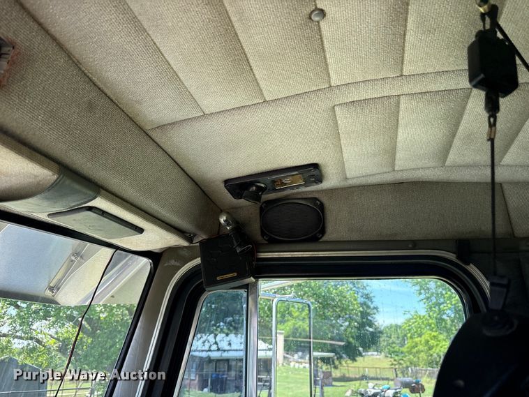 image for item ES8919 1996 Peterbilt 379 semi truck