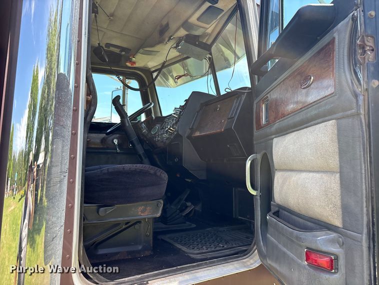 image for item ES8919 1996 Peterbilt 379 semi truck