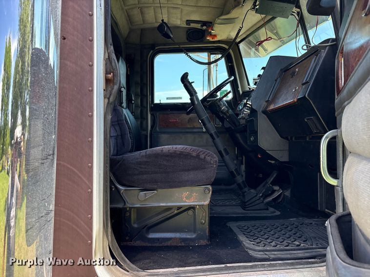 image for item ES8919 1996 Peterbilt 379 semi truck