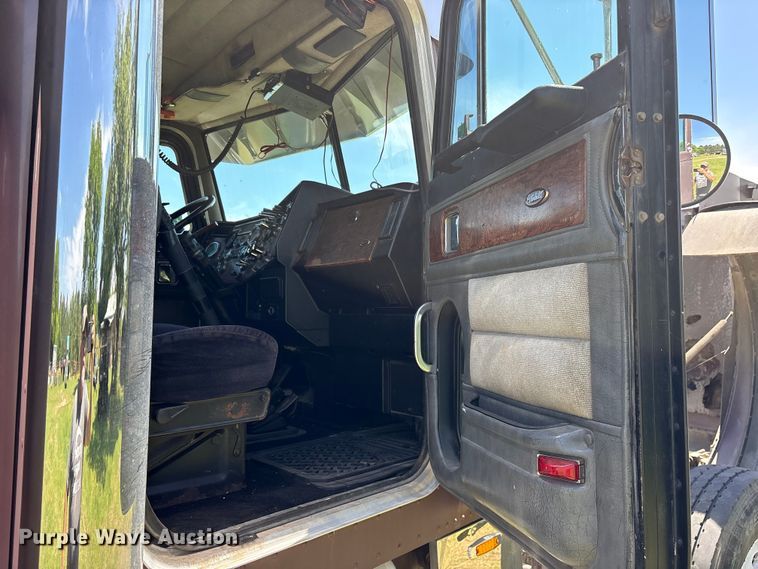 image for item ES8919 1996 Peterbilt 379 semi truck