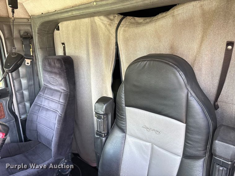 image for item ES8919 1996 Peterbilt 379 semi truck