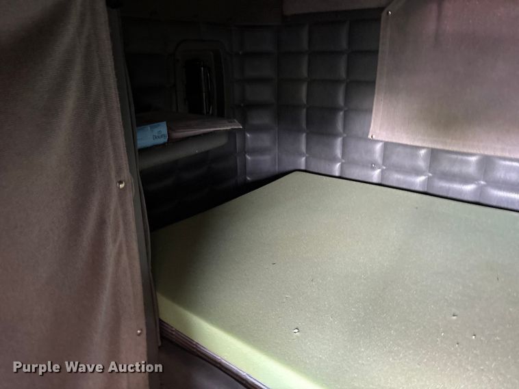 image for item ES8919 1996 Peterbilt 379 semi truck