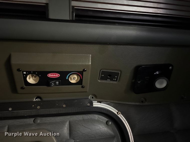 image for item ES8919 1996 Peterbilt 379 semi truck