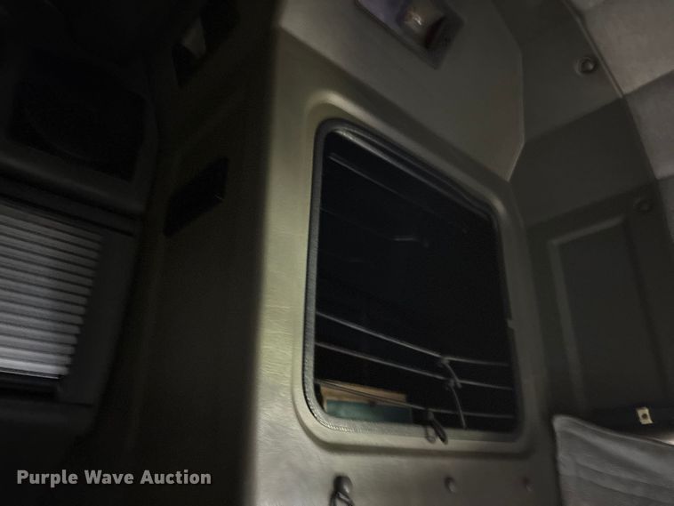 image for item ES8919 1996 Peterbilt 379 semi truck