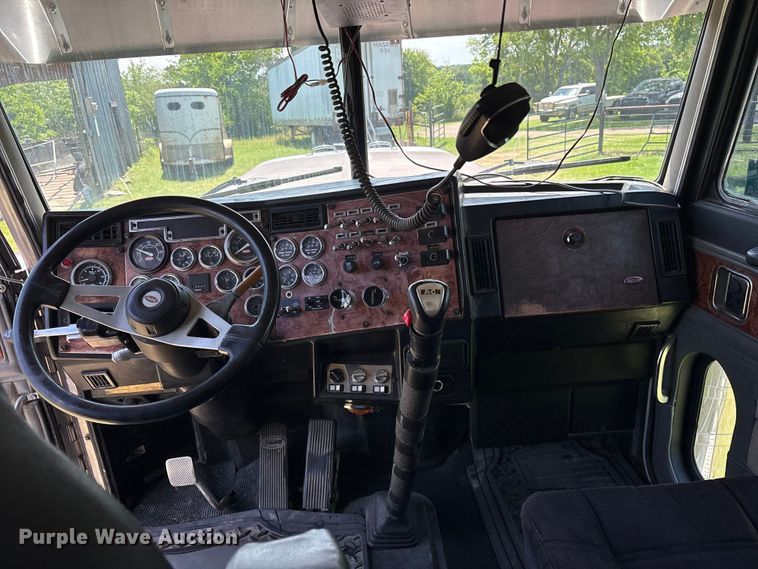 image for item ES8919 1996 Peterbilt 379 semi truck