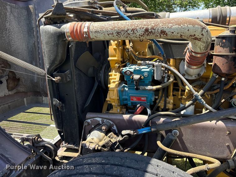 image for item ES8919 1996 Peterbilt 379 semi truck