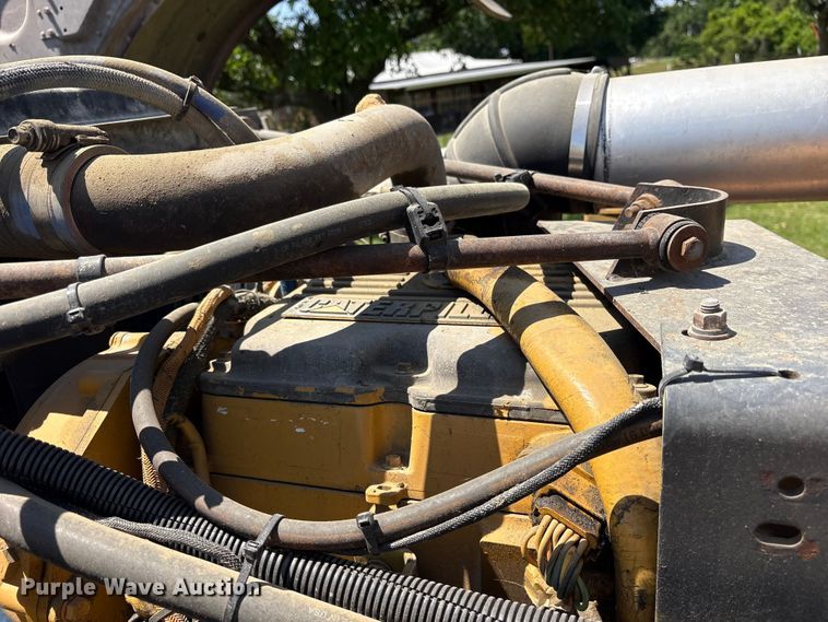 image for item ES8919 1996 Peterbilt 379 semi truck