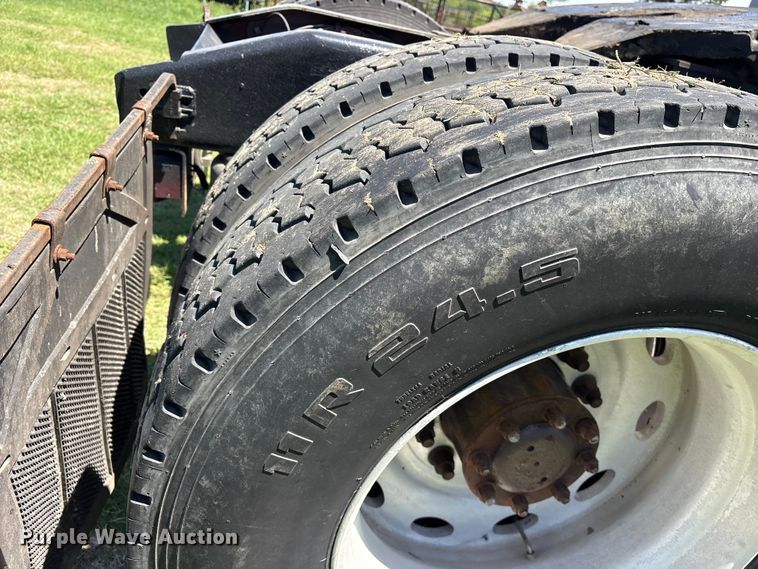 image for item ES8919 1996 Peterbilt 379 semi truck