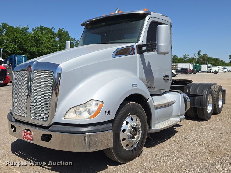image for item ET5042 2016 Kenworth T680 semi truck