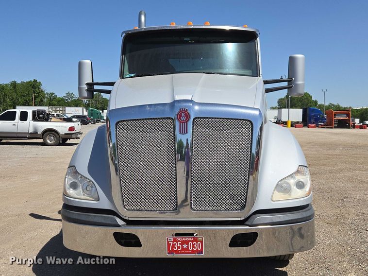 image for item ET5042 2016 Kenworth T680 semi truck