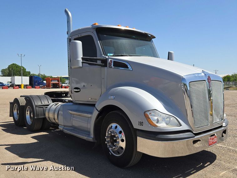 image for item ET5042 2016 Kenworth T680 semi truck