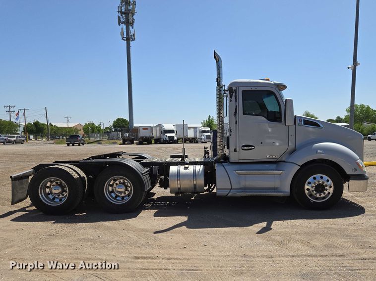 image for item ET5042 2016 Kenworth T680 semi truck