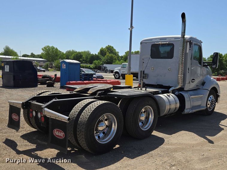 image for item ET5042 2016 Kenworth T680 semi truck