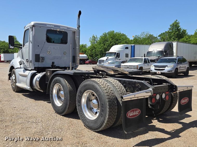image for item ET5042 2016 Kenworth T680 semi truck