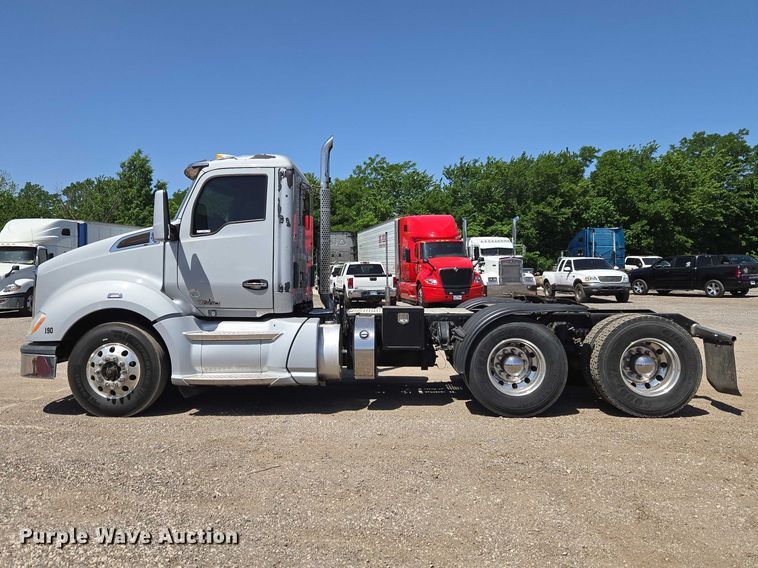 image for item ET5042 2016 Kenworth T680 semi truck