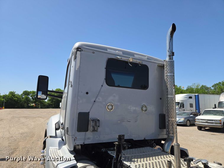 image for item ET5042 2016 Kenworth T680 semi truck
