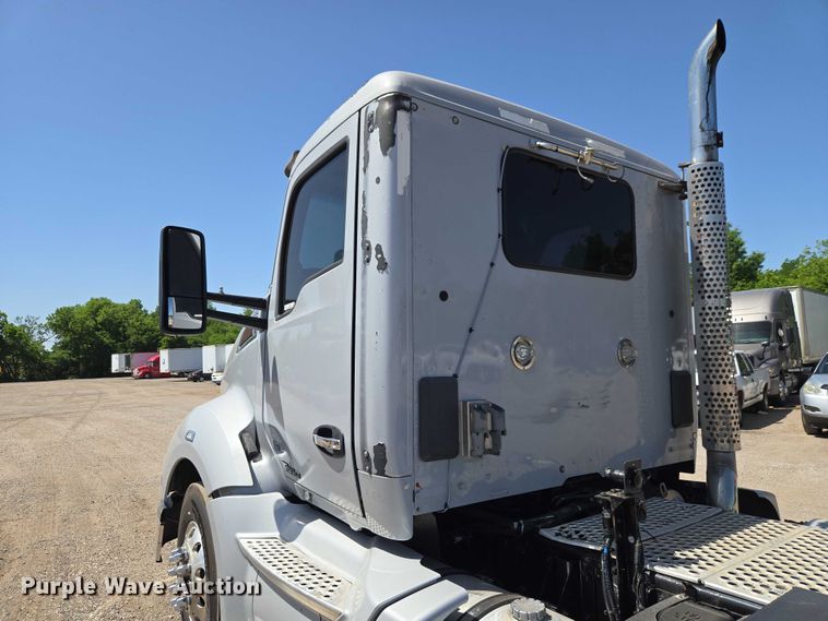image for item ET5042 2016 Kenworth T680 semi truck