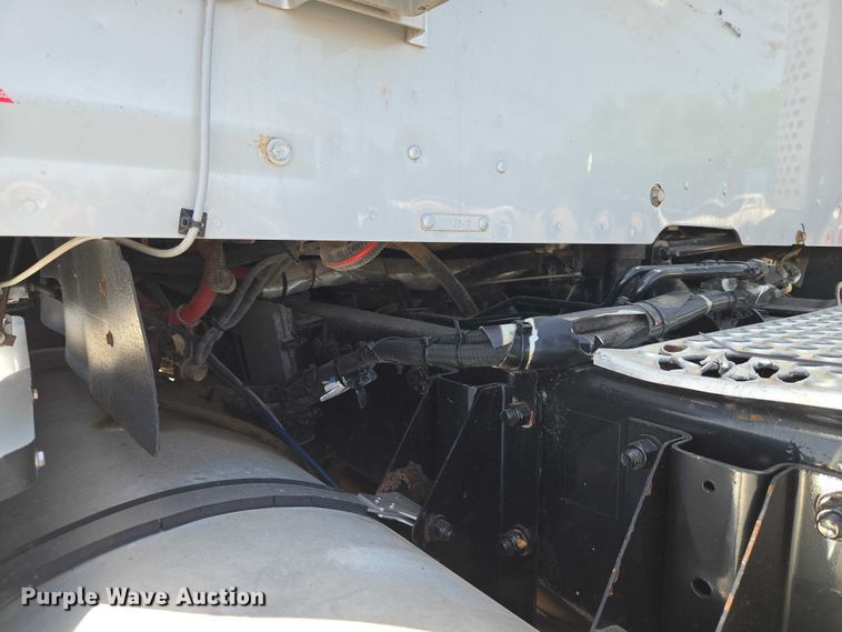 image for item ET5042 2016 Kenworth T680 semi truck