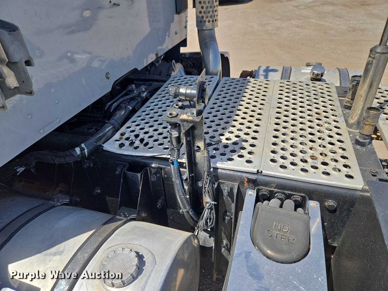 image for item ET5042 2016 Kenworth T680 semi truck
