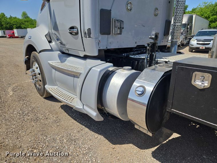 image for item ET5042 2016 Kenworth T680 semi truck