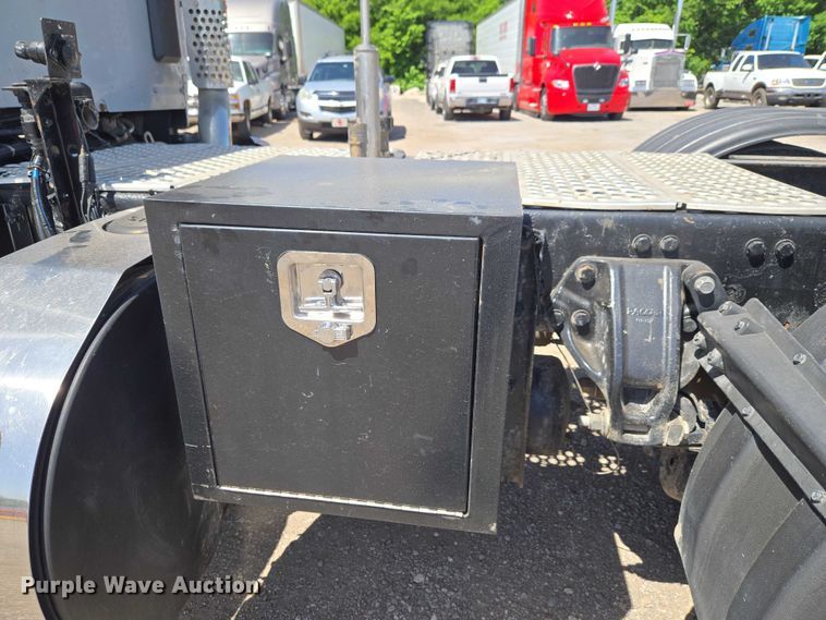image for item ET5042 2016 Kenworth T680 semi truck