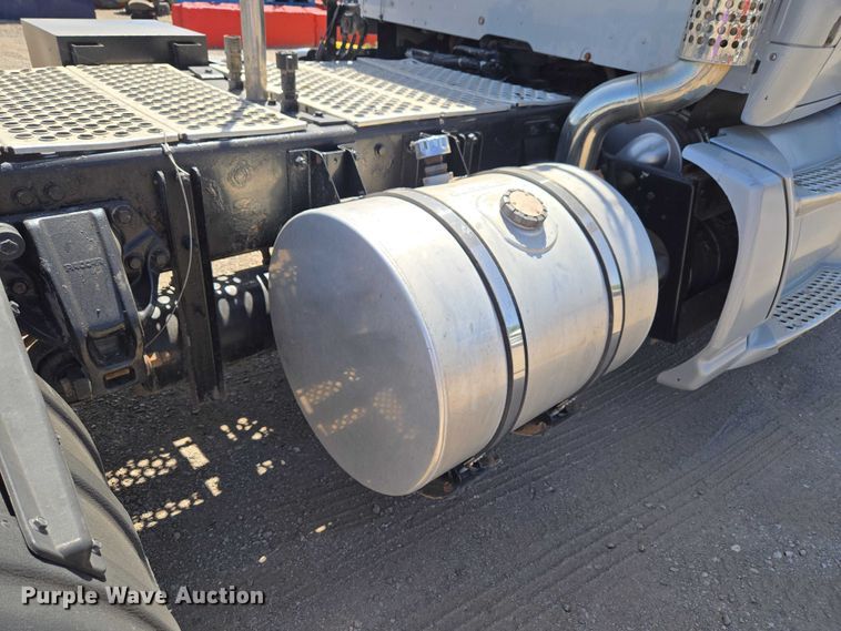 image for item ET5042 2016 Kenworth T680 semi truck