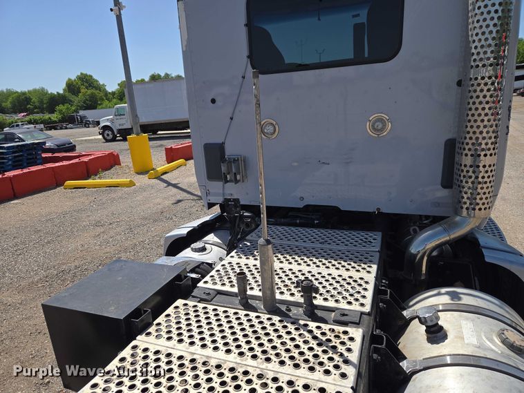 image for item ET5042 2016 Kenworth T680 semi truck