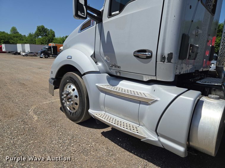 image for item ET5042 2016 Kenworth T680 semi truck