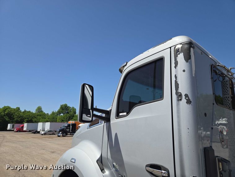 image for item ET5042 2016 Kenworth T680 semi truck