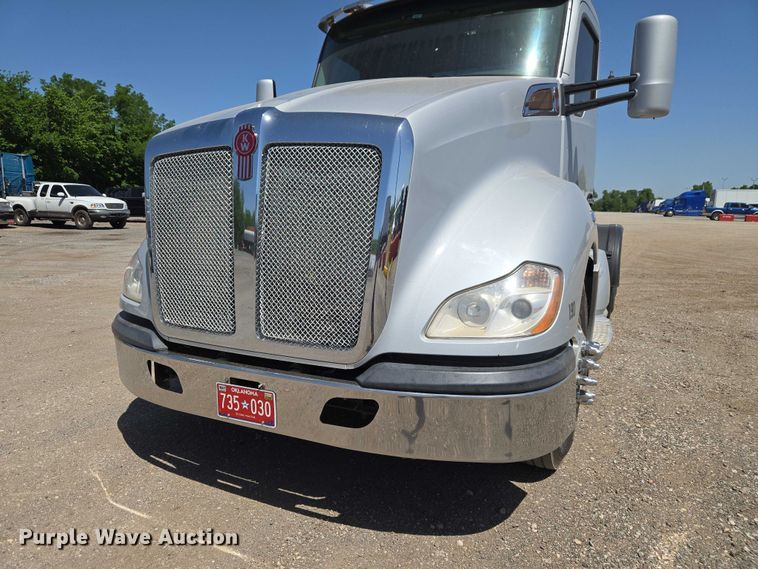 image for item ET5042 2016 Kenworth T680 semi truck
