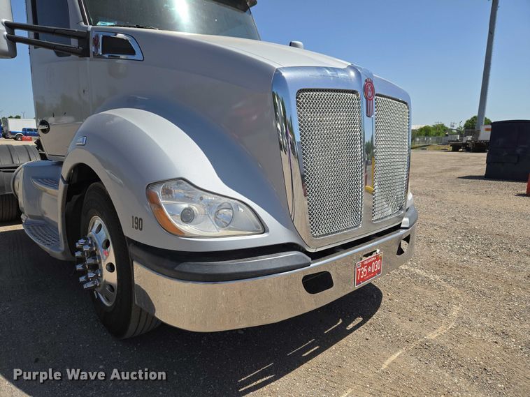 image for item ET5042 2016 Kenworth T680 semi truck
