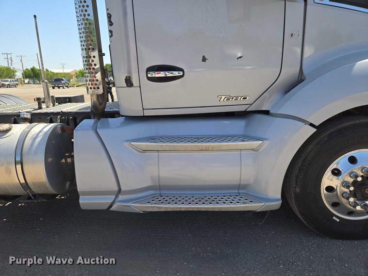 image for item ET5042 2016 Kenworth T680 semi truck