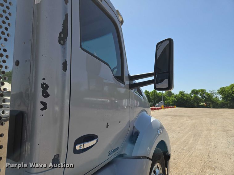 image for item ET5042 2016 Kenworth T680 semi truck