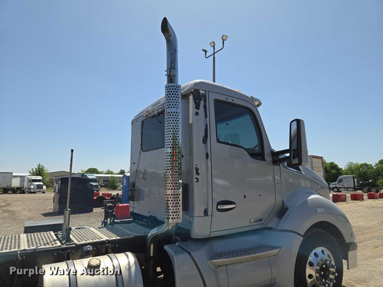 image for item ET5042 2016 Kenworth T680 semi truck