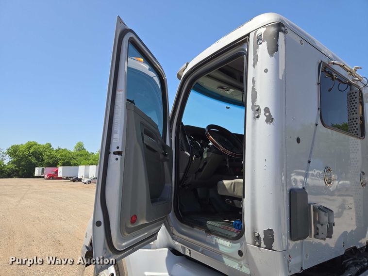 image for item ET5042 2016 Kenworth T680 semi truck