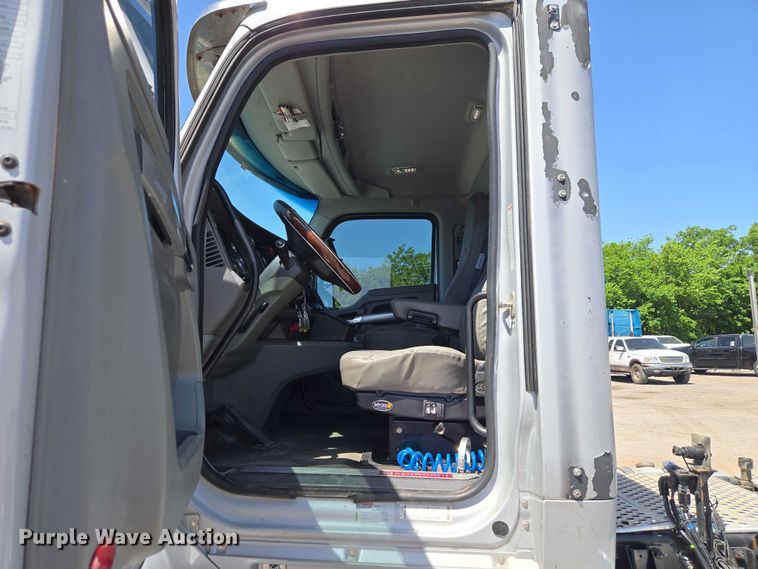 image for item ET5042 2016 Kenworth T680 semi truck