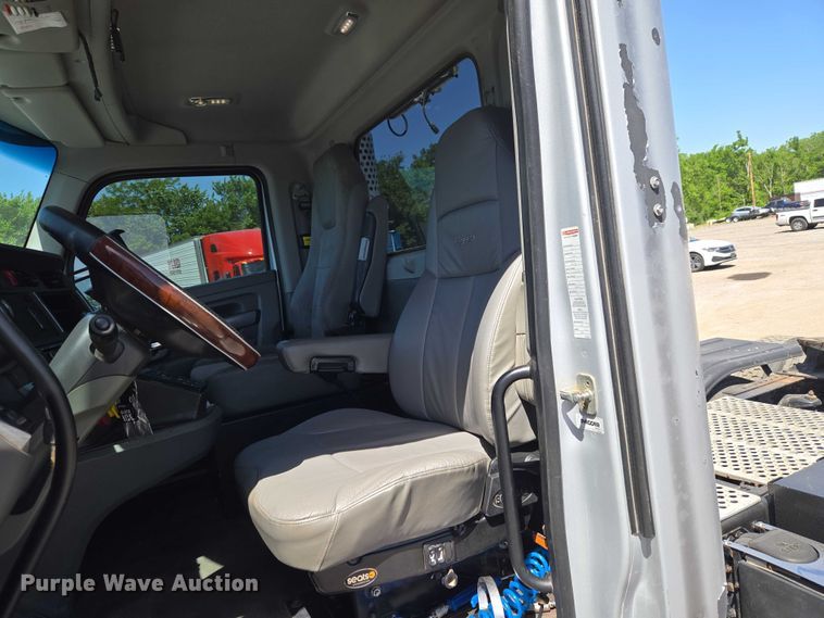 image for item ET5042 2016 Kenworth T680 semi truck
