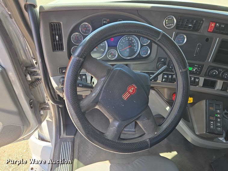 image for item ET5042 2016 Kenworth T680 semi truck