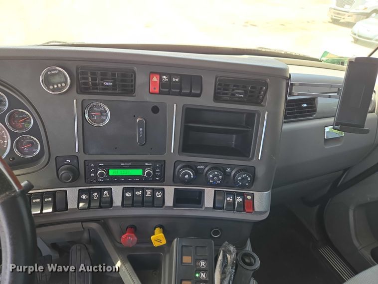 image for item ET5042 2016 Kenworth T680 semi truck