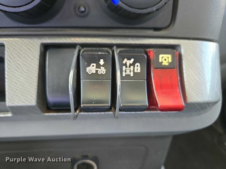 image for item ET5042 2016 Kenworth T680 semi truck