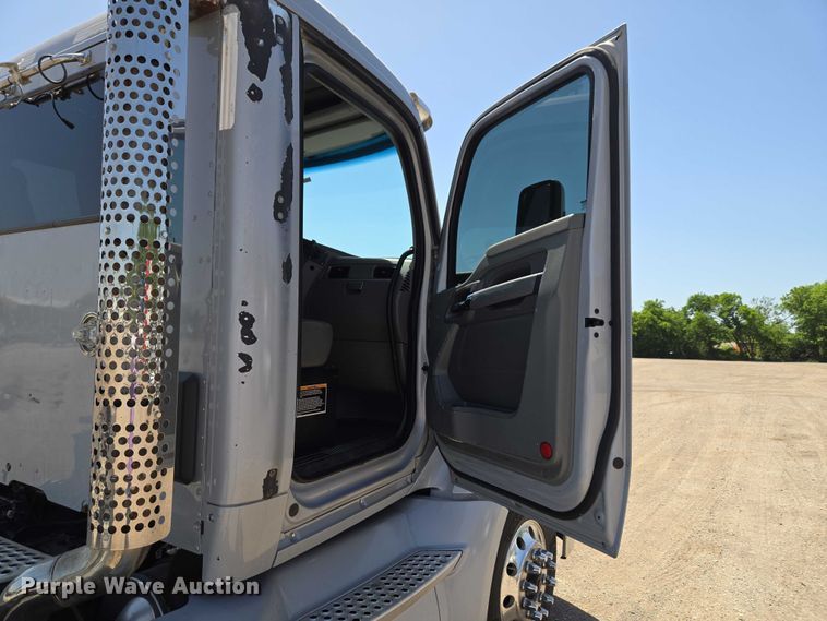 image for item ET5042 2016 Kenworth T680 semi truck