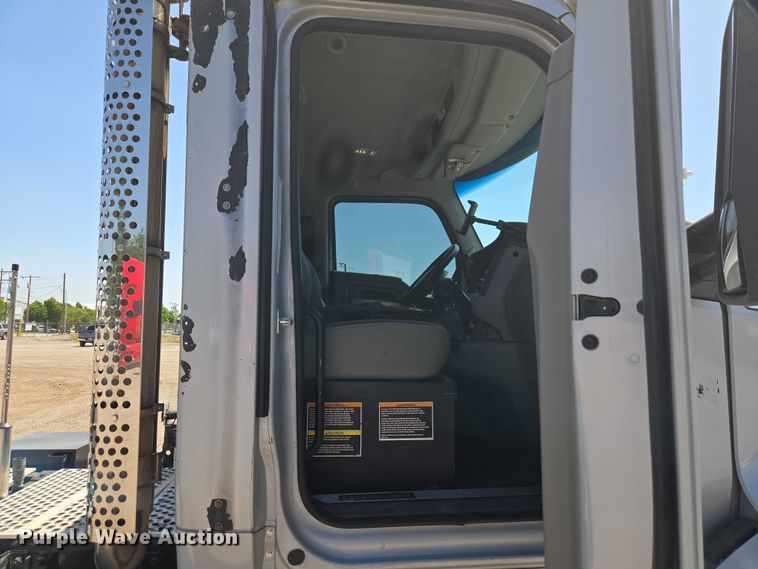 image for item ET5042 2016 Kenworth T680 semi truck