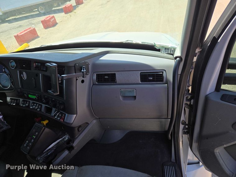 image for item ET5042 2016 Kenworth T680 semi truck