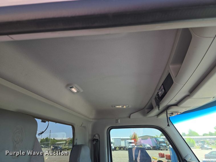 image for item ET5042 2016 Kenworth T680 semi truck