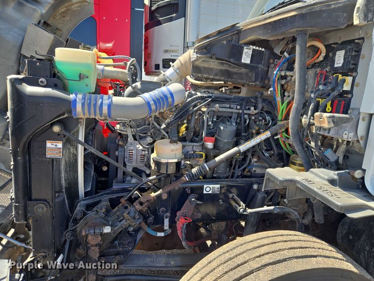 image for item ET5042 2016 Kenworth T680 semi truck