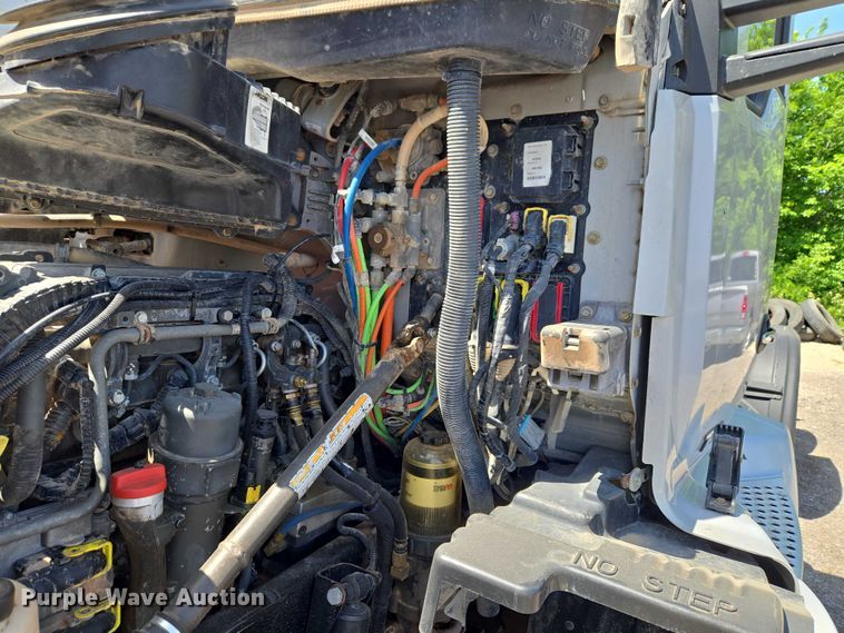 image for item ET5042 2016 Kenworth T680 semi truck