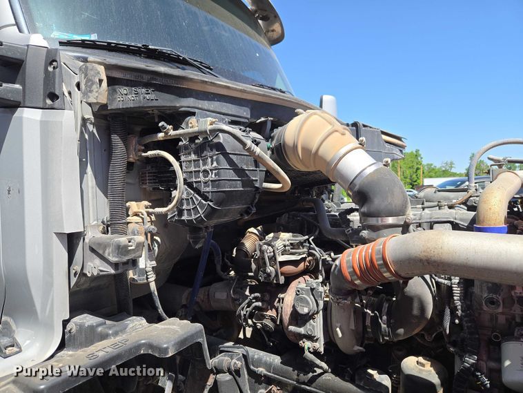 image for item ET5042 2016 Kenworth T680 semi truck